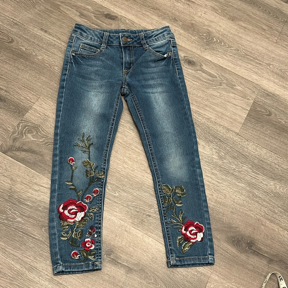 Girls Wonder Nation red and white floral embroidered jeans. Girls size 7.